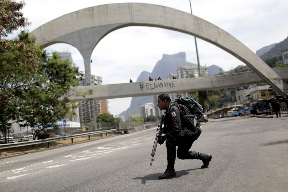 Tiroteio num dos acessos à favela da Rocinha, na Zona Sul do Rio de Janeiro, fecha a autoestrada Lagoa-Barra nos dois sentidos - 22/09/2017