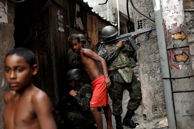 Soldados das Forças Armadas do Brasil ocupam a Favela da Rocinha após os confrontos violentos entre policiais e traficantes na manhã desta sexta-feira - 22/09/2017