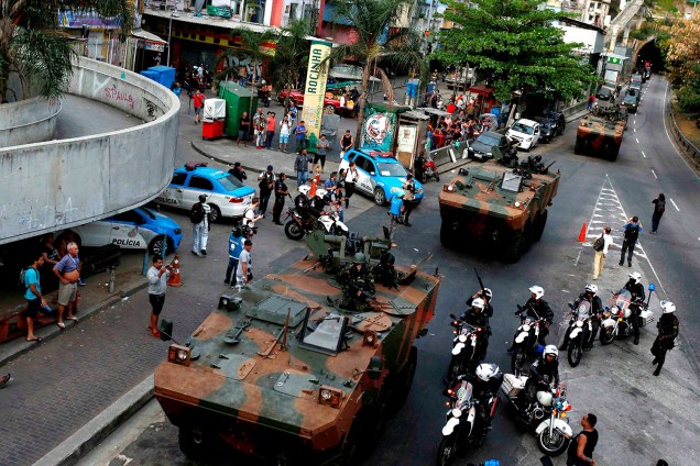 Carros blindados do exército entram na comunidade da Rocinha para conter guerra entre traficantes, no Rio