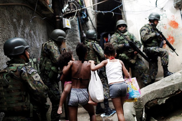 Soldados do exército patrulham comunidade da Rocinha para conter guerra entre traficantes, no Rio - 22/09/2017