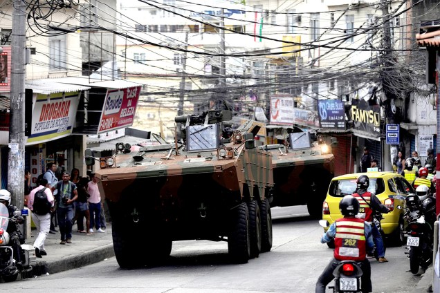 Carros blindados do exército entram na comunidade da Rocinha para conter guerra entre traficantes, no Rio - 22/09/2017