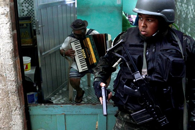 Exército ocupa comunidade da Rocinha para conter guerra entre traficantes, no Rio - 22/09/2017