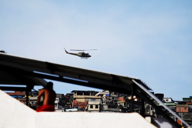 Helicóptero militar sobrevoa comunidade da Rocinha, durante operação - 22/09/2017