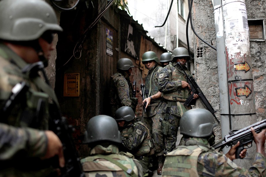 Exército ocupa comunidade da Rocinha para conter guerra entre traficantes, no Rio - 22/09/2017