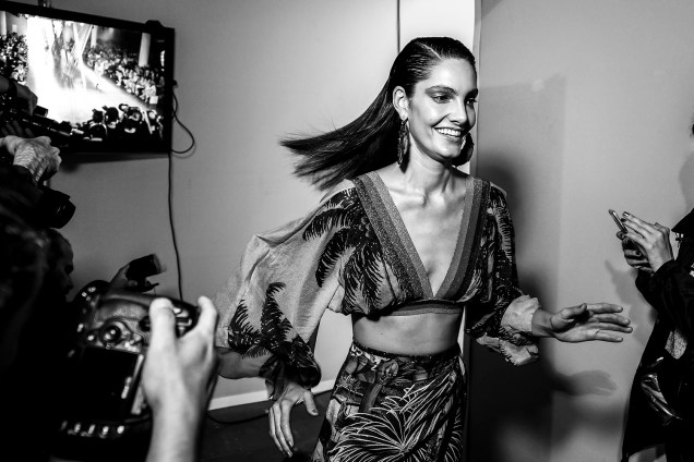 A modelo Mariana Coldebella corre para fazer troca de roupa durante o desfile da Água de Coco