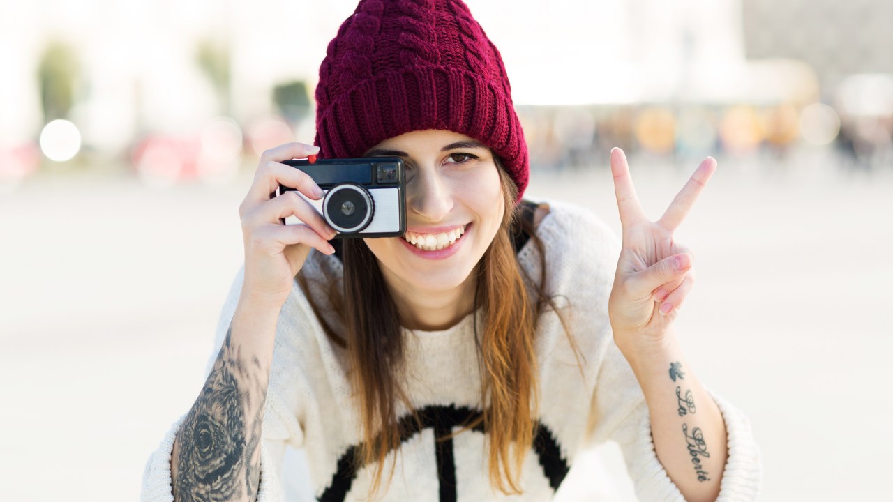 Adolescente tatuada com uma câmera