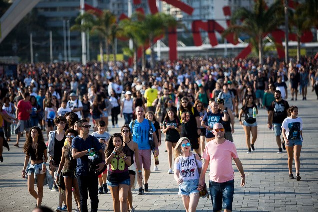 Movimentação do público no Parque Olímpico, na Barra da Tijuca, zona oeste do Rio de Janeiro (RJ), para o segundo dia de shows do Rock In Rio - 16/09/2017