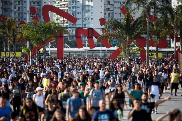 Movimentação do público no Parque Olímpico, na Barra da Tijuca, zona oeste do Rio de Janeiro (RJ), para o segundo dia de shows do Rock In Rio - 16/09/2017