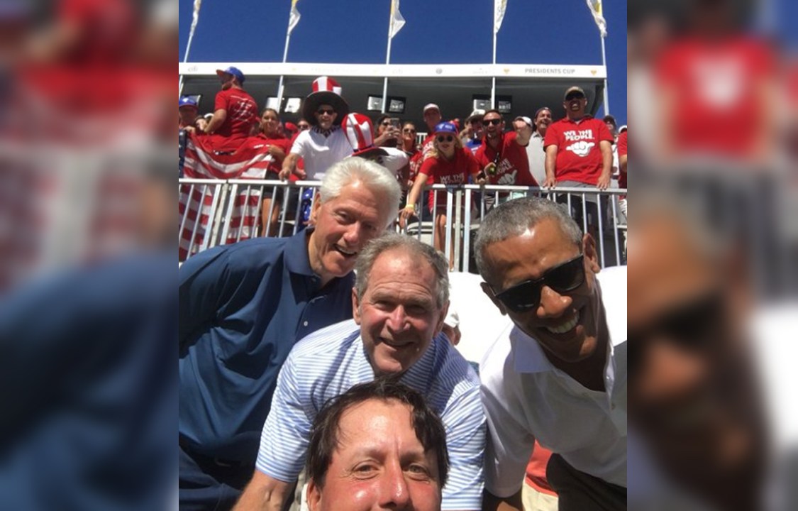 Homem tira selfie com três ex-presidentes dos Estados Unidos: Bill Clinton, George W. Bush e Barack Obama