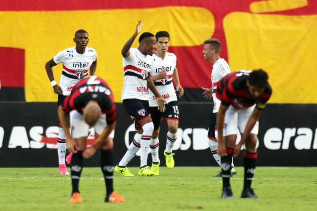 Jogadores do São Paulo comemoram o gol contra o Vitória, válida pelo Campeonato Brasileiro, no estádio Manoel Barradas - 17/09/2017