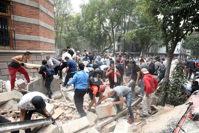 Pessoas procuram por sobreviventes embaixo de escombros deixados por terremoto de magnitude 7.1, na Cidade do México