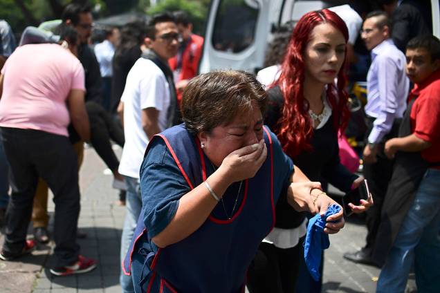 Mulher lamenta após terremoto de escala 7.1 atingir a Cidade do México