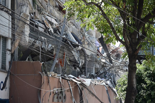 Prédio fica com fachada completamente destruída após terremoto atingir a Cidade do México, capital mexicana