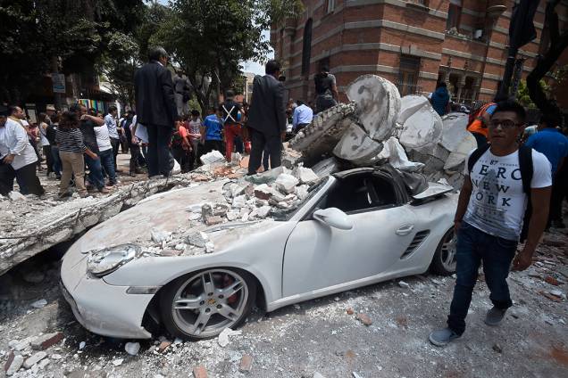 Carro fica completamente destruído após ser atingido por coluna, derrubada pelo terremoto que atingiu a Cidade do México, capital mexicana