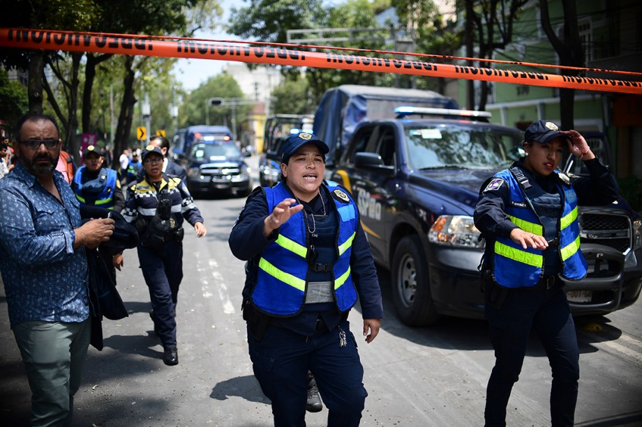 Policiais isolam área afetada pelo terremoto na Cidade do México