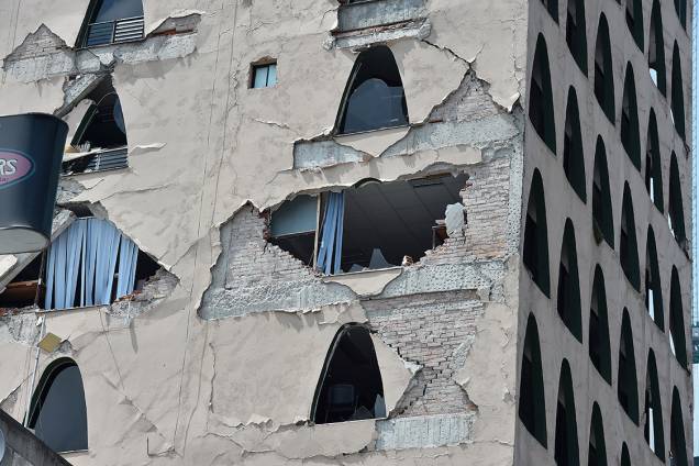 Parte de um prédio desaba após terremoto de magnitude 7,1 graus de magnitude atingir o México, na Cidade do México