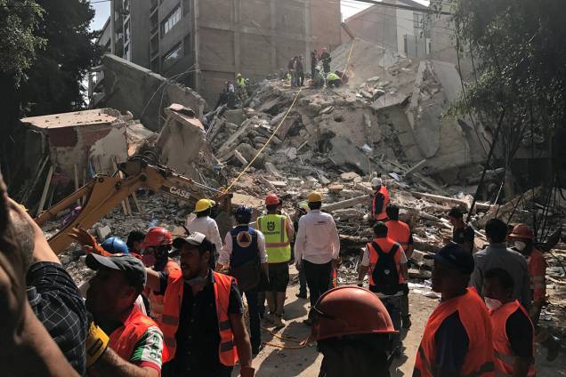 Pessoas sobem em escombros à procura de sobreviventes, na Cidade do México