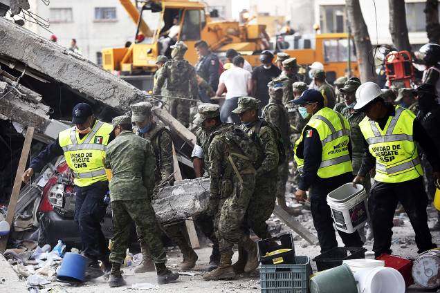 Equipes de resgate e voluntários removem destroços de um prédio que desabou, à procura de sobreviventes, na Cidade do México - 19/09/2017