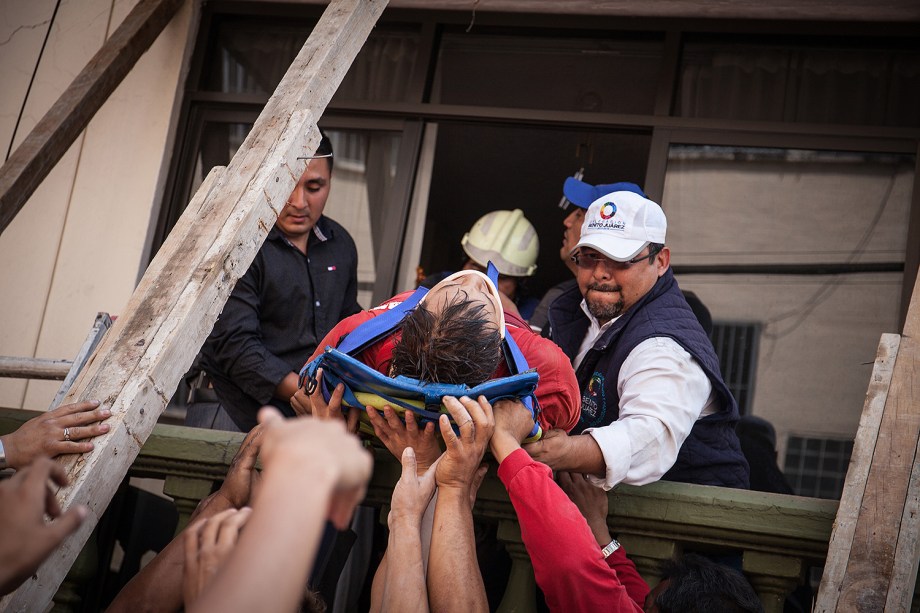 Equipes de resgate e voluntários removem destroços de um prédio que desabou, à procura de sobreviventes, na Cidade do México - 19/09/2017