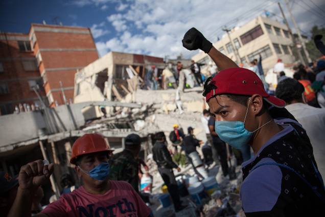 Voluntários removem destroços de um prédio que desabou, à procura de sobreviventes, na Cidade do México - 19/09/2017