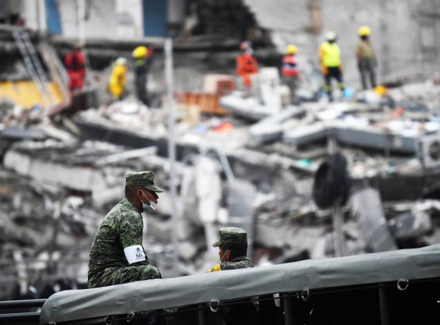 Soldados descansam em meio aos escombros de um edifício após terremoto que atingiu a Cidade do México - 20/09/2017