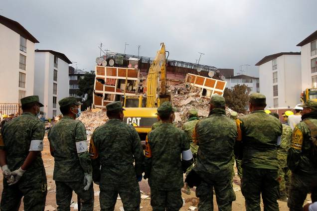 Soldados observam um edifício que desmoronou após terremoto na Cidade do México - 20/09/2017