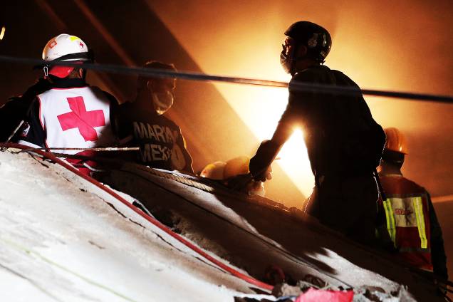 Equipes de resgate trabalham em prédio após terremoto atingir a Cidade do México - 20/09/2017