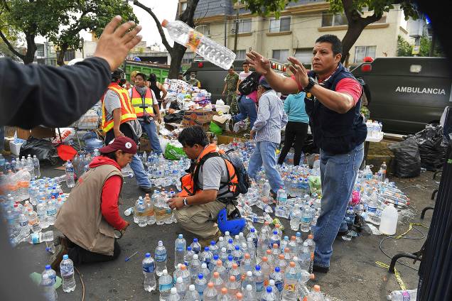 Equipes de socorro improvisam ajuda no meio da rua, na Cidade do México - 20/09/2017