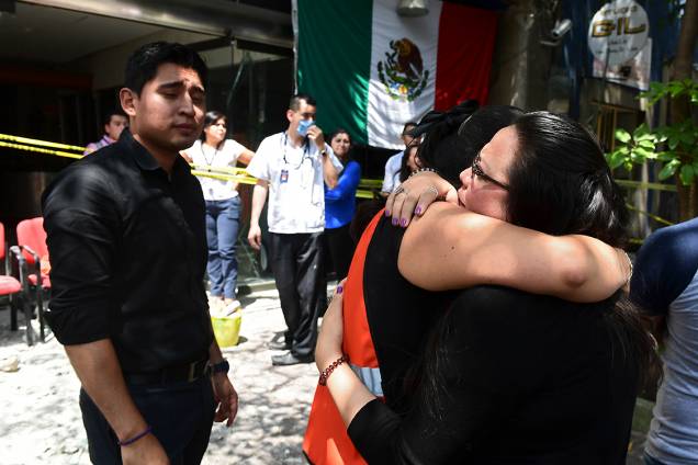 Familiares se abraçam após terremoto atingir Cidade do México