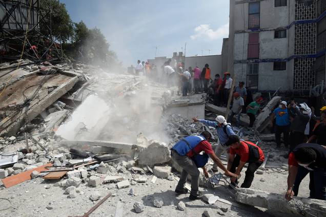 Bombeiros fazem busca por sobreviventes em meio a escombros deixados por terremoto que atingiu a Cidade do México