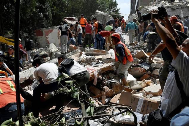 Bombeiros fazem busca por sobreviventes em meio a escombros deixados por terremoto que atingiu a Cidade do México