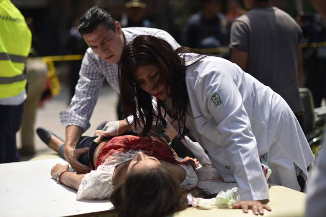 Médicos dão assistência a vítimas do terremoto que atingiu 7.1 na escala Richter, na Cidade do México