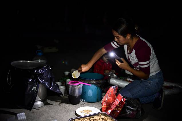 Uma mulher prepara um café após a passagem de um terremoto que causou grande destruição na Cidade do México - 19/09/2017