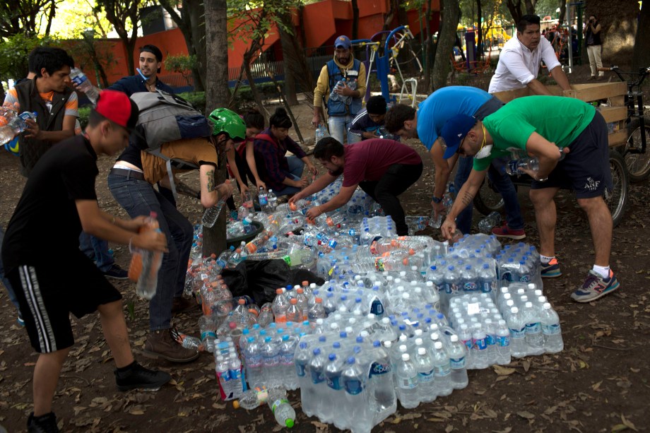 Garrafas de água e suprimentos básicos são distribuídos aos mexicanos afetados pelo terremoto que destruiu edifícios e matou centenas de pessoas na Cidade do México - 19/09/2017