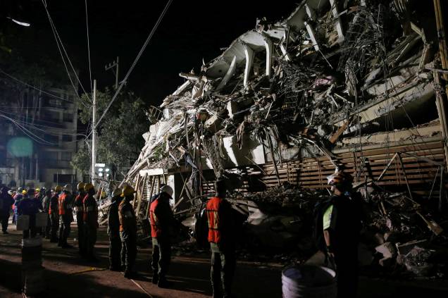 Equipe de resgate trabalha em busca de sobreviventes em um prédio destruído após a passagem de um terremoto na Cidade do México - 20/09/2017