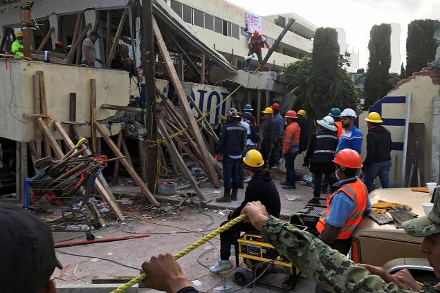 Voluntários e equipe de resgate procuram por crianças presas dentro da escola Enrique Rebsamen, que foi atingida pelo terremoto, na Cidade do México  - 20/09/2017
