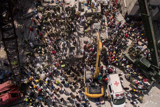 Equipes de resgate trabalham em prédio após terremoto de 7,1 graus na escala Richter atingir a Cidade do México. 358 pessoas morreram- 20/09/2017 Equipes de resgate trabalham em prédio após terremoto de 7,1 graus na escala Richter atingir a Cidade do México. 358 pessoas morreram- 20/09/2017