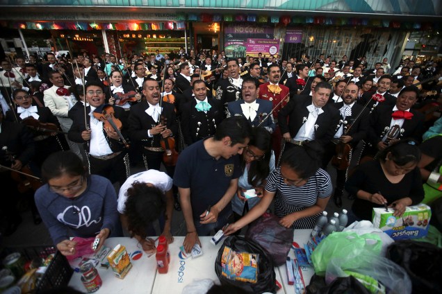Músicos mariachi se apresentam na praça Garibaldi, para arrecadarem doações para as vítimas do terremoto que atingiu o México - 22/09/2017