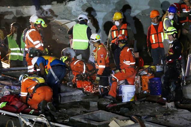 Equipes de resgate buscam por sobreviventes em escombros de um prédio que desabou, na Cidade do México - 23/09/2017