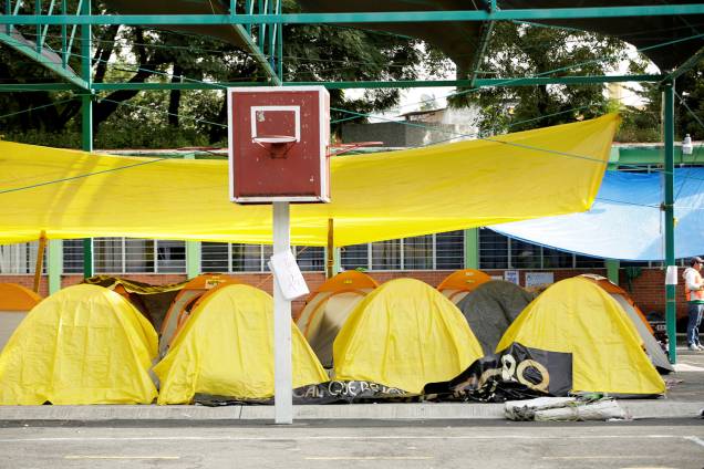 Pessoas desabrigadas pelo terremoto que atingiu o México, dormem em barracas próximo à uma escola, na Cidade do México - 23/09/2017