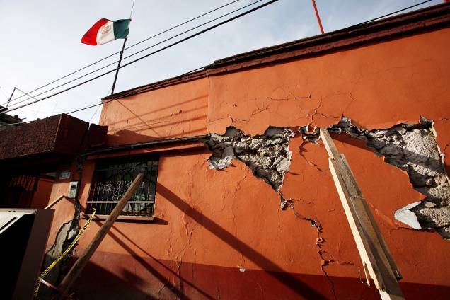 Parede de uma casa fica rachada após terremoto que atingiu o México, em Xochimilco - 23/09/2017