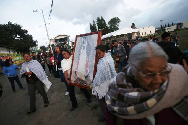 Mulheres carregam a imagem da Virgem de Guadalupe, após ser resgatada de uma igreja destruída pelo terremoto que atingiu o México, em Ocuilan de Arteaga - 23/09/2017