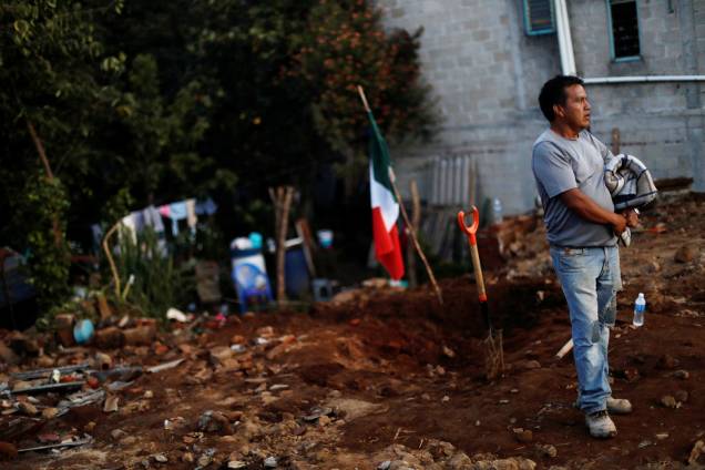 Homem anda sobre os escombros de sua casa, que desabou após o terremoto que atingiu o México, em Ocuilan de Arteaga - 23/09/2017
