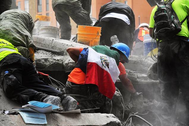 Equipes de resgate trabalham em prédio após terremoto atingir a Cidade do México - 20/09/2017