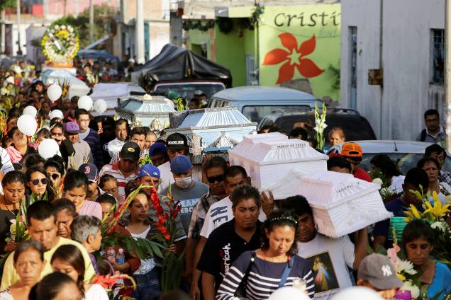Familiares velam vítimas do terremoto que matou mais de 200 pessoas no México - 21/09/2017 Familiares velam vítimas do terremoto que matou mais de 200 pessoas no México - 21/09/2017