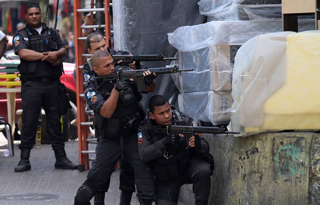 Tiroteio em um dos acessos à favela da Rocinha, na Zona Sul do Rio de Janeiro, fecha a autoestrada Lagoa-Barra nos dois sentidos.