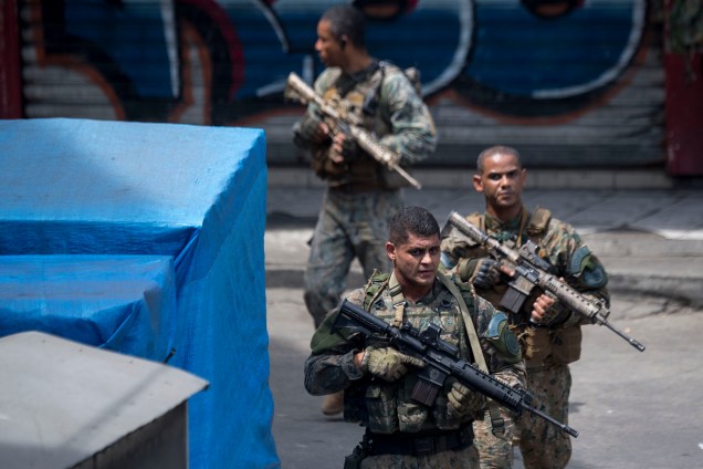 Membros do Batalhão de Operações Policiais Especiais participam de operação na Favela da Rocinha, no Rio de Janeiro, em combate contra traficantes - 22/09/2017