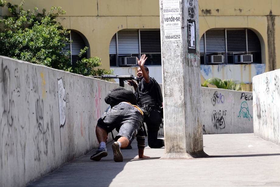 BOPE realiza quinto dia de operações consecutivas na Favela da Rocinha, e tiroteio causa pânico e fecha ruas na Zona sul do Rio de Janeiro - 22/09/2017