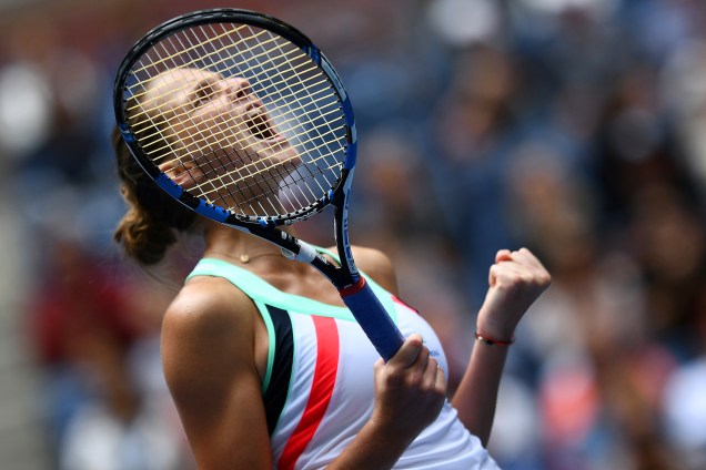 Karolina Pliskova, da República Checa, comemora a vitória sobre a chinesa Shuai Zhang no USTA Billie Jean King National Tennis Center, durante o US Open, em Nova York