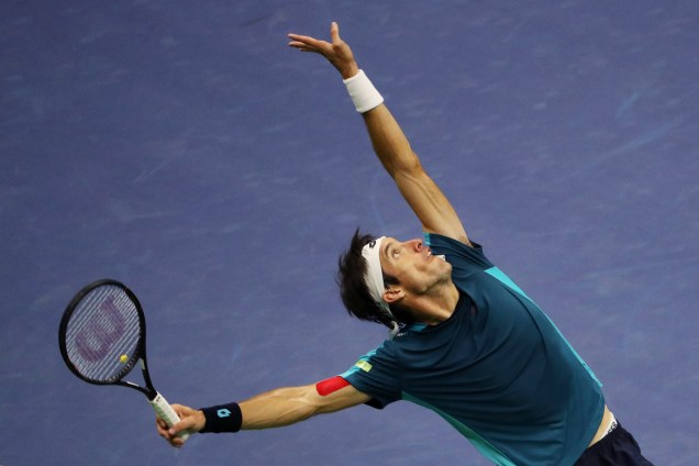 O argentino Leonardo Mayer saca a bola durante partida contra o espanhol Rafael Nadal, no US Open em, Nova York